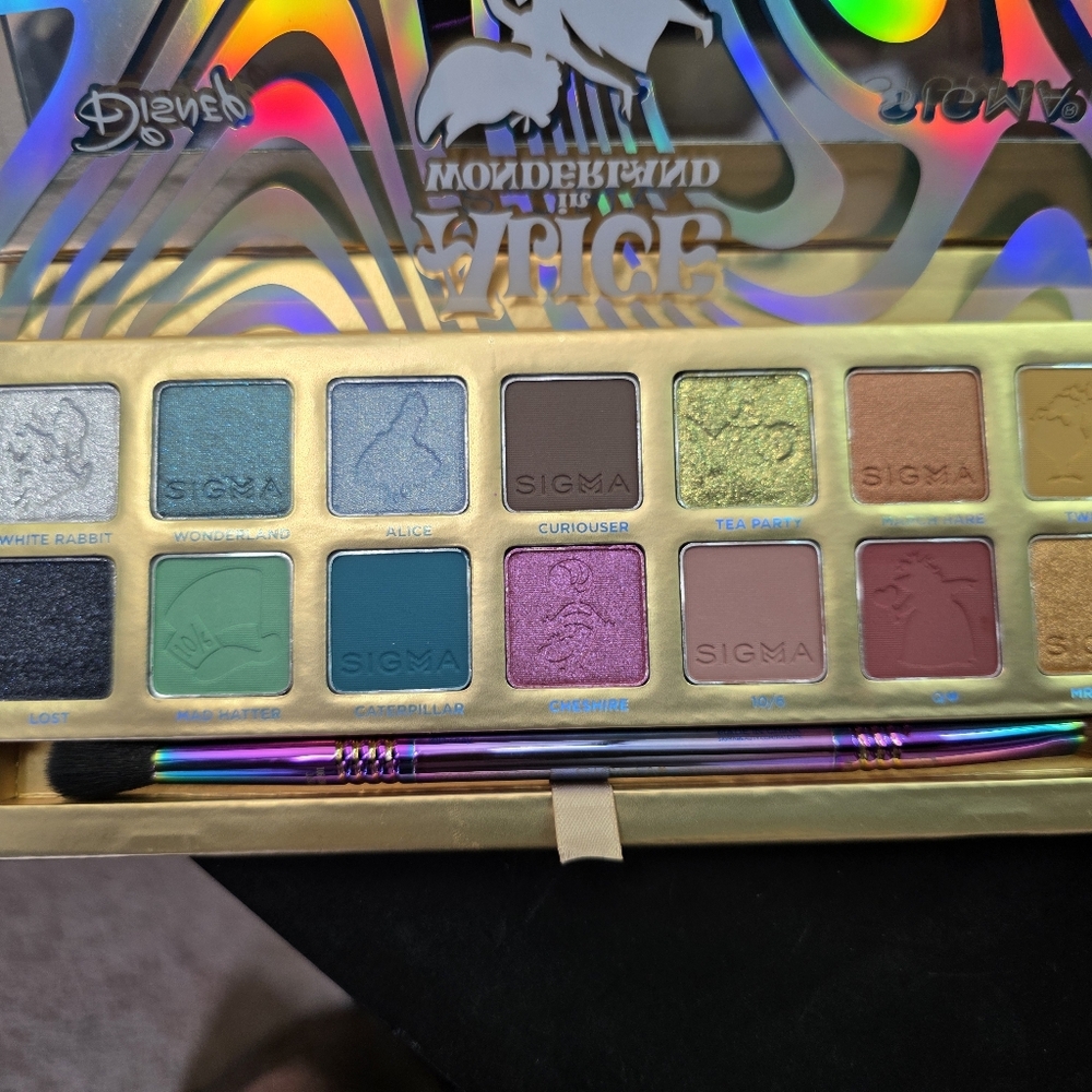 Alice in Wonderland Makeup Palette - Holographic Pink & Blue Packaging - Picture 4 of 5